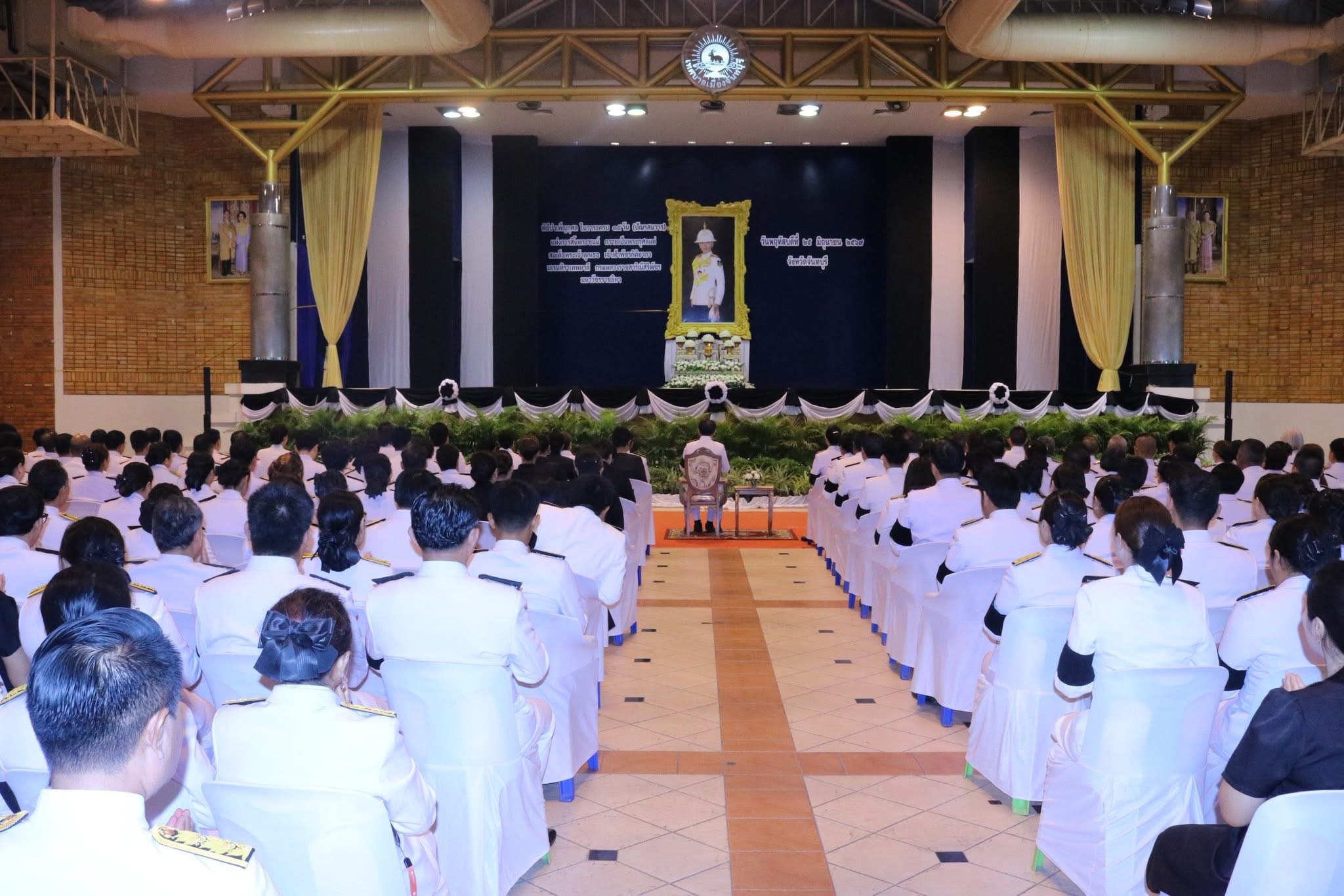 เข้าร่วมพิธีบำเพ็ญกุศลและทำบุญตักบาตร ในวาระครบ ๑๕ วัน (ปัณรสมวาร) แห่งการสิ้นพระชนม์